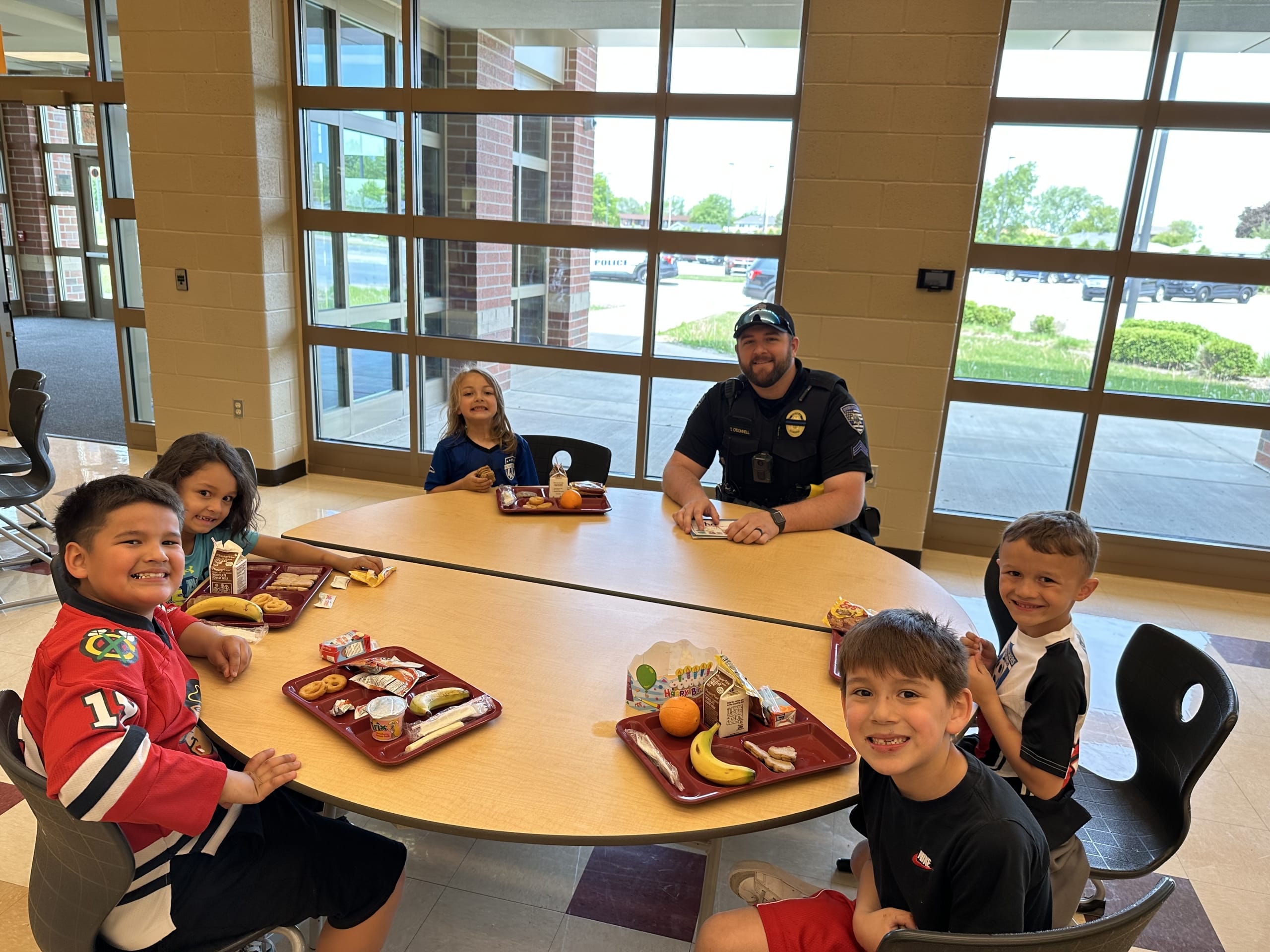 The Dyer Police Officers came to eat lunch with our students. Everyone had a great time!